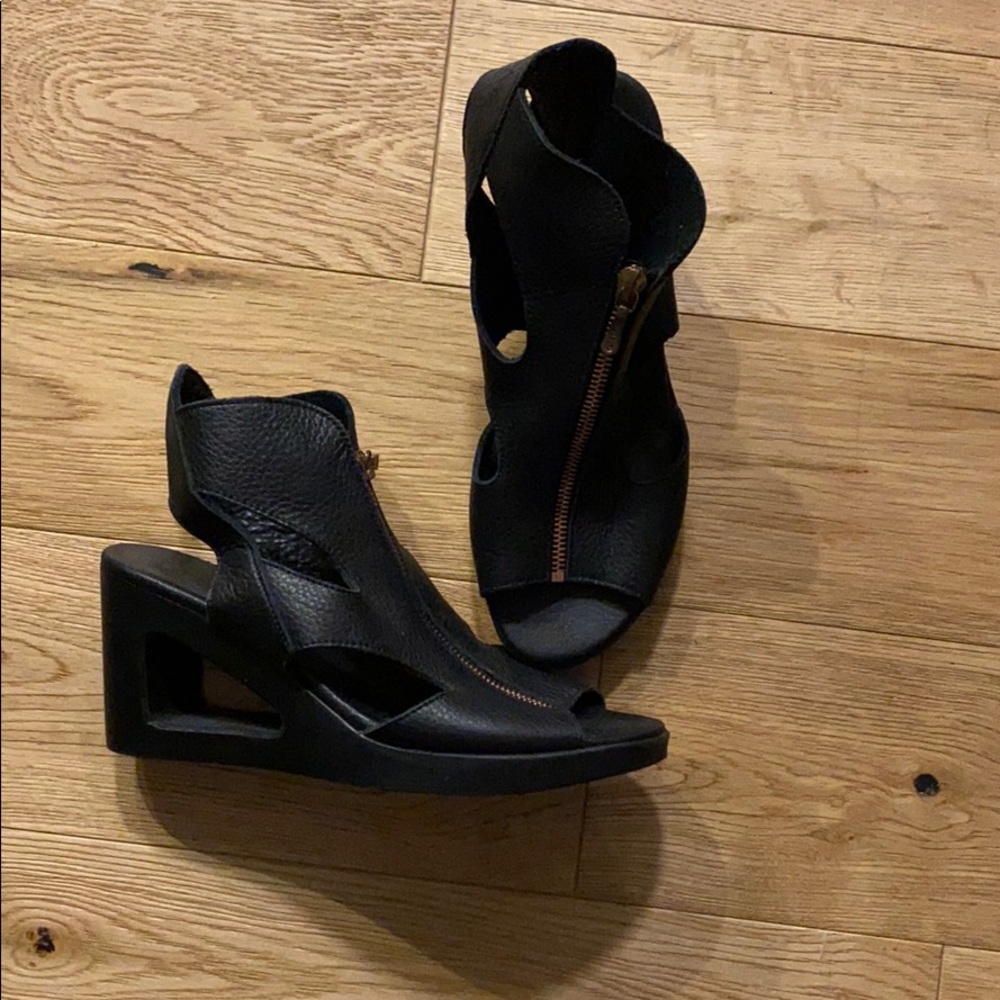 Arche cut out wedge heels